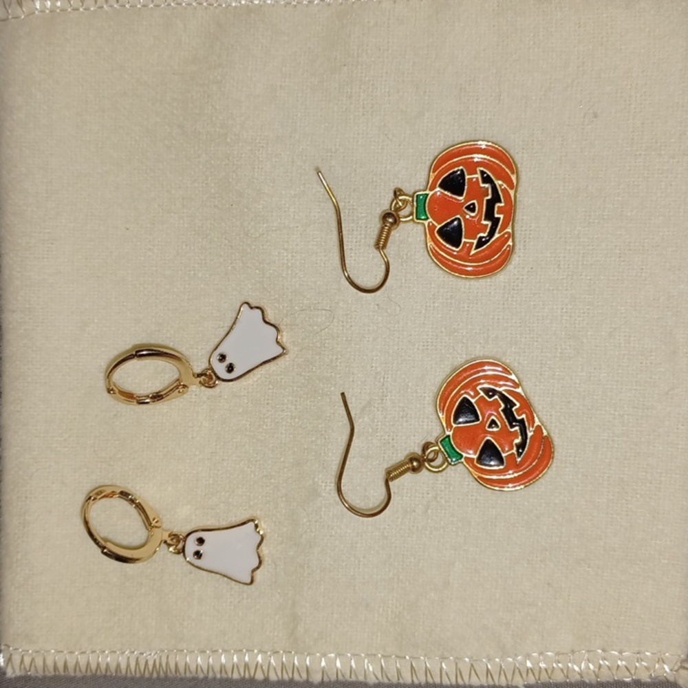 2 pairs of Halloween earrings